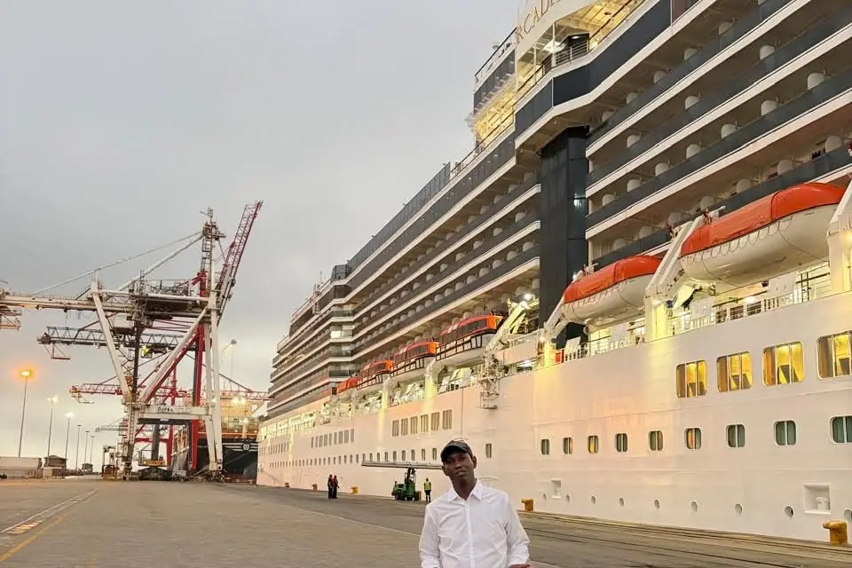 Meeting a cruise ship in port for a shore excursion